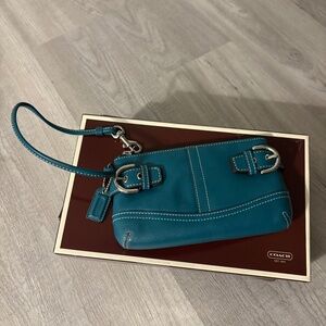 Coach Essential small wristlet
